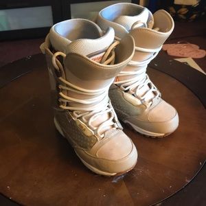 32 thirty two lashed w snowboard boots